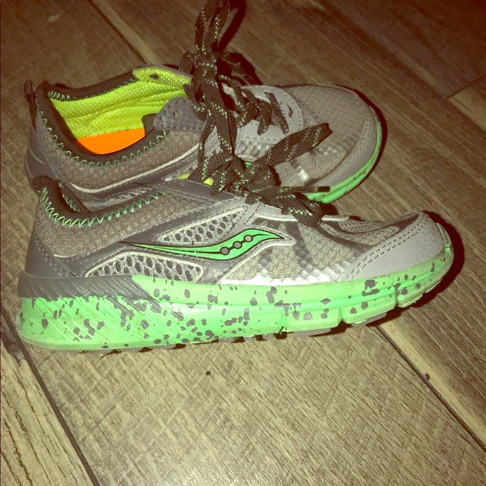 Kids Boys Saucony Volt Gray Green Size US 11M
